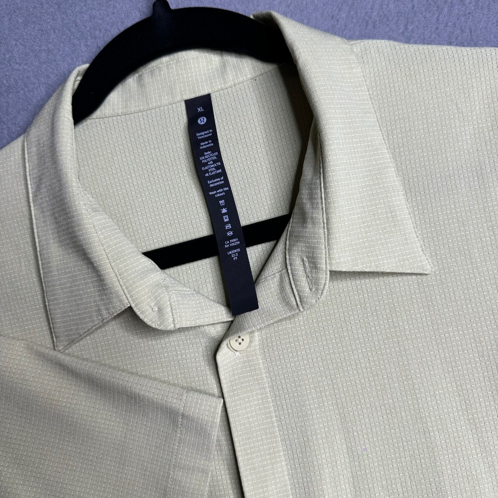 Lululemon XL Mens Short Sleeve Button Up Shirt Tech Fabric Khaki Green Geometric